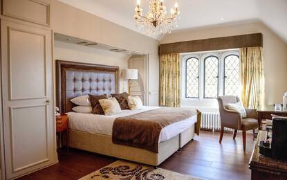 https://dg5r53r4bbz7q.cloudfront.net/media/images/properties/united-kingdom/ashford/eastwell-manor/accomodation/manor-classic/fcp__eastwell__high_res-15.webp