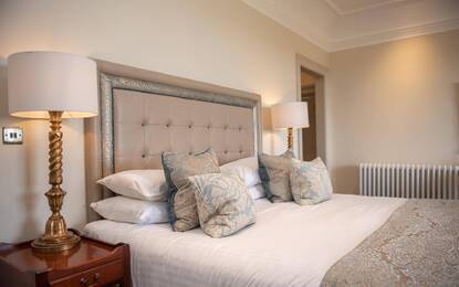 https://dg5r53r4bbz7q.cloudfront.net/media/images/properties/united-kingdom/ashford/eastwell-manor/accomodation/manor-luxe/fcp__eastwell__high_res-51.webp