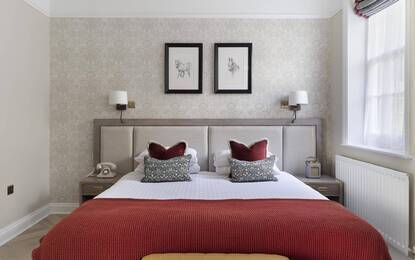 https://dg5r53r4bbz7q.cloudfront.net/media/images/properties/united-kingdom/ashford/eastwell-manor/accomodation/mews-suite/eastwell_cottages_007v1_hires.webp