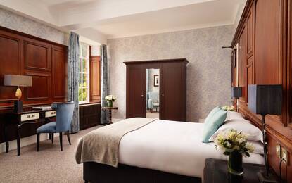 https://dg5r53r4bbz7q.cloudfront.net/media/images/properties/united-kingdom/manchester/mottram-hall/accomodation/double-bedroom/featuredoublebedroom.webp