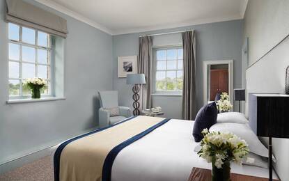 https://dg5r53r4bbz7q.cloudfront.net/media/images/properties/united-kingdom/manchester/mottram-hall/accomodation/standard-900x600.webp