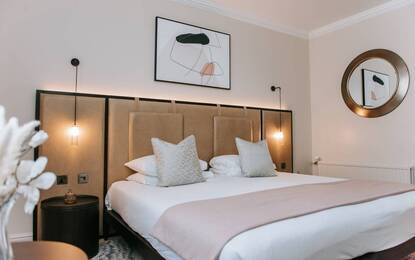 https://dg5r53r4bbz7q.cloudfront.net/media/images/properties/united-kingdom/manchester/mottram-hall/rooms-and-suites/classic/classichero.webp