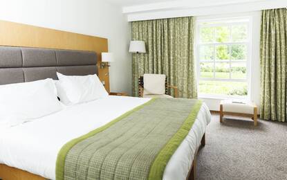 https://dg5r53r4bbz7q.cloudfront.net/media/images/properties/united-kingdom/tring/champneys-tring/accomodation/superior-room/henlow-bed58-2.webp